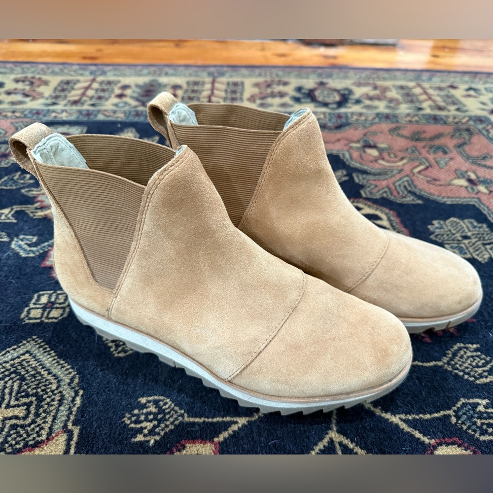Sorel tan suede ankle booties, size 8